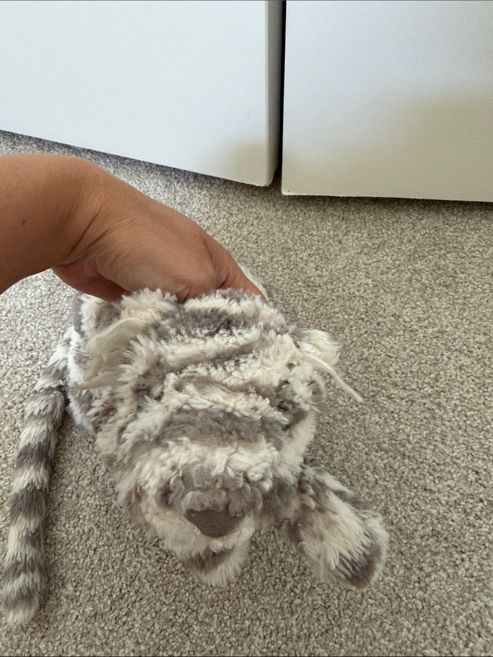 Jellycat Sacha Snow Tiger - Picture 3 of 3